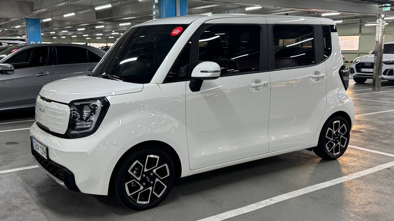 Забрали к себе на стоянку футуристичного малыша Kia Ray.
