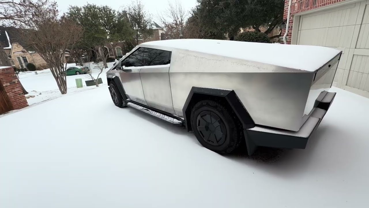 Tesla AWD Cybertruck в снежной буре в Техасе — это ПОТРЯСАЮЩЕ! Лучше, чем бензиновый грузовик! @t...