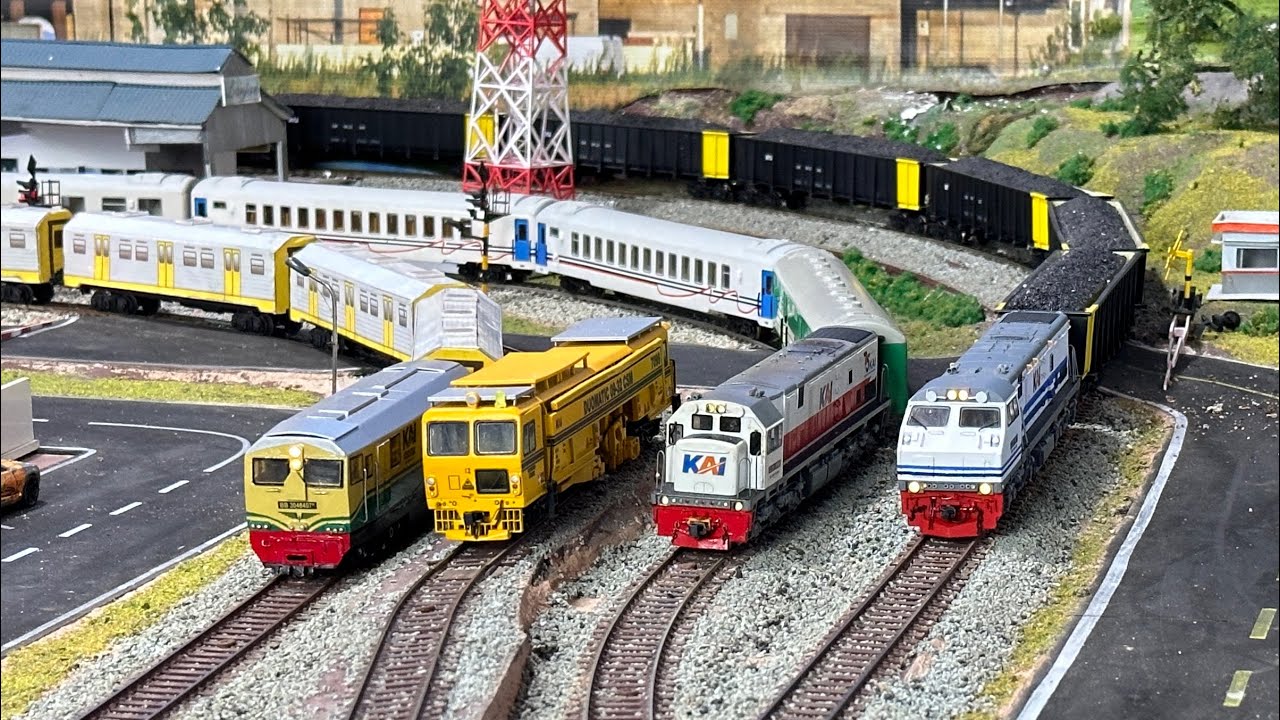 Rombongan kereta api KAI gerbong panjang CC204,CC201,BB300 & Kereta MTT menikung tajam hingga anjlok