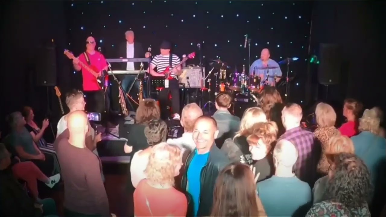 Parisienne Walkways - Gary Moore - Live Cover by Electric Moonlight - Featuring James Parkinson