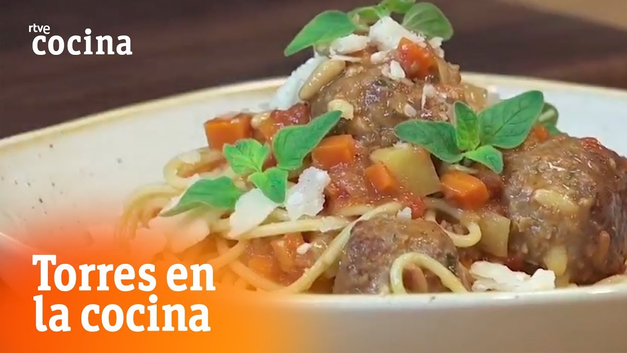 Cómo hacer Espaguetis con albóndigas - Torres en la Cocina | RTVE Cocina