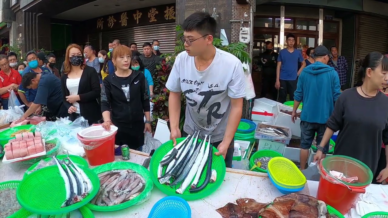 帥兒子玩福箱 不拆箱直接來500 客人掏錢買單後打開爽死了 中彰海王子 烏日火車站 海鮮叫賣 海鮮拍賣 叫賣哥