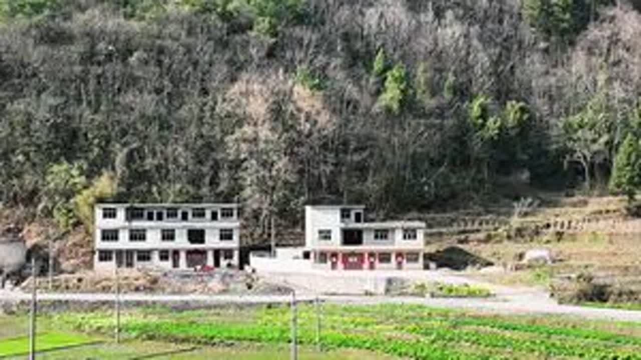 别的村都是修河道，下水道，修田埂道，只有我们村厉害了，啥都不知道#大山里的原生态 #无人机航拍家乡美景 #抖出你的家乡美景 #大山深处自然美山清水秀好风光 #自然奇观