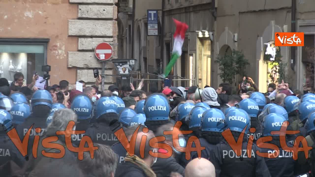 I ristoratori di Io Apro arrivano dietro il Parlamento, tensione con la Polizia