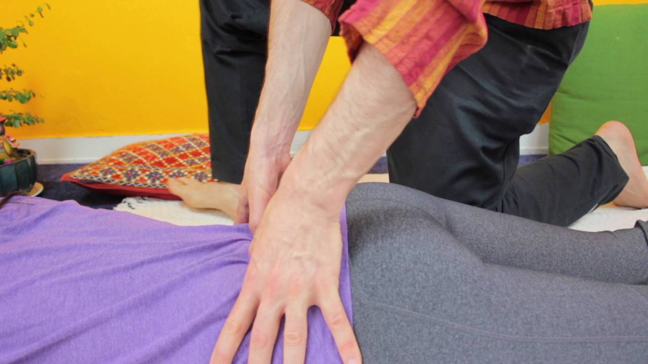Como hacer un masaje Shiatsu -  Quinta lección - Trabajar en el sacro