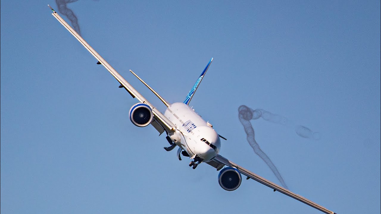 UNITED AIRLINES BOEING 777 FLIES MAJESTICALLY OVER THE SKIES OF SAN FRANCISCO - FLEET WEEK 2024 - 4K
