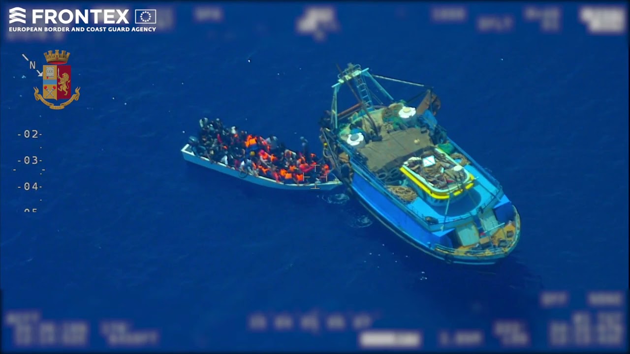 Così i trafficanti trasbordano i migranti su un barchino e ripartono