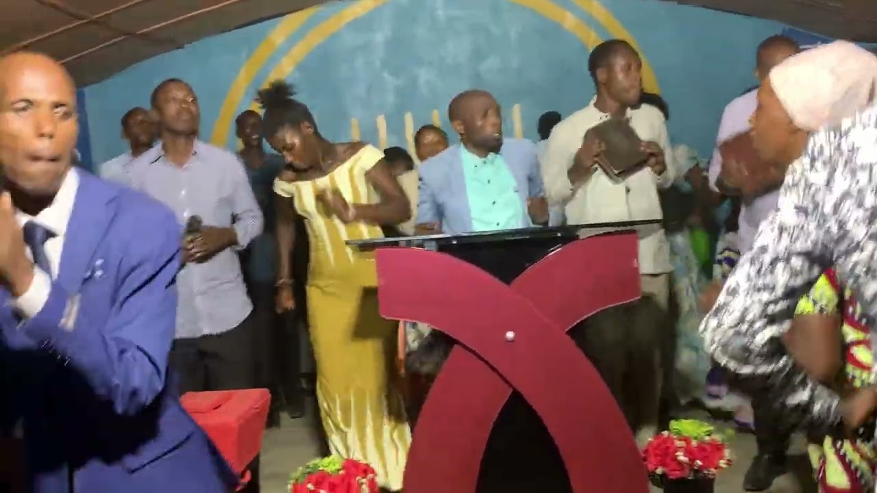 Abayumbe munkambi bwagiriza 🇧🇮 mumunezero mwinshi. Kora S’abonner murirwarukundo rwogutezanyimbere