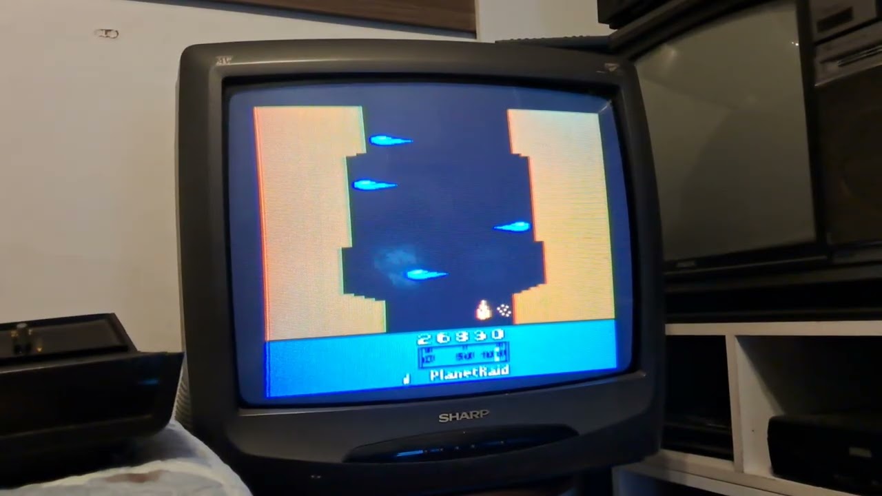 Testando o novo controle sem fio do Atari Edição Laranja no Atari antigo. Jogando Planet Raid.