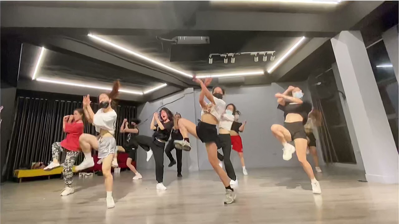 TIKTOK CAN&rsquo;T STOP JIGGIN | By Tieuu Vy & Oops! Crew