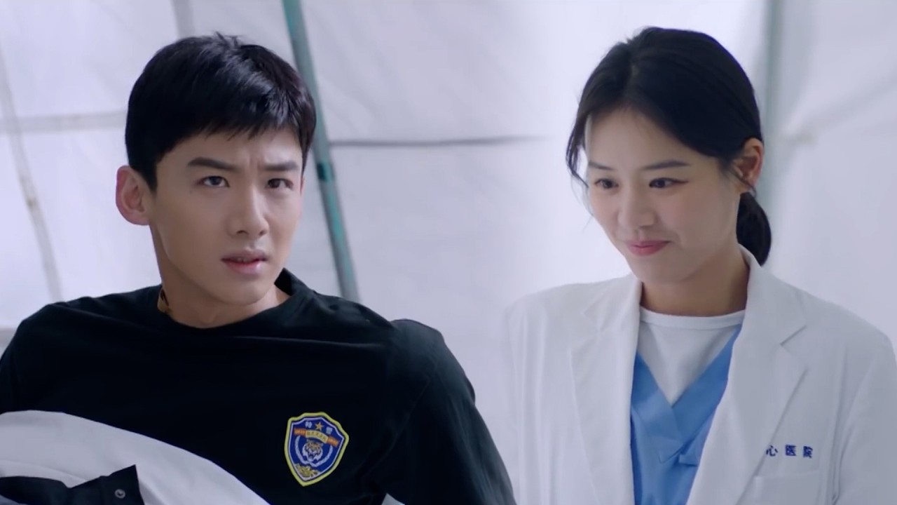 特警队长重伤醒来后，第一时间向女孩表白，原来他们的缘分在两年前就已经开始了！💖 中国电视剧 Chinesedrama Dramas
