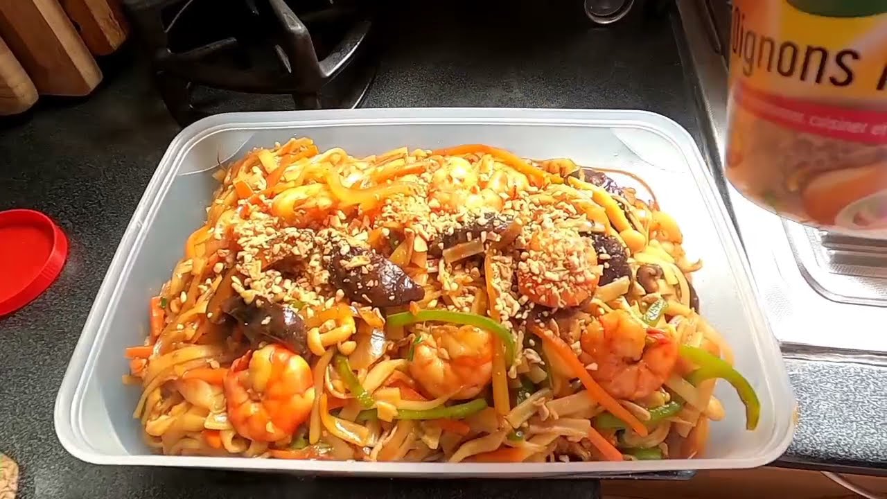 Nouilles sautées aux crevettes et aux légumes