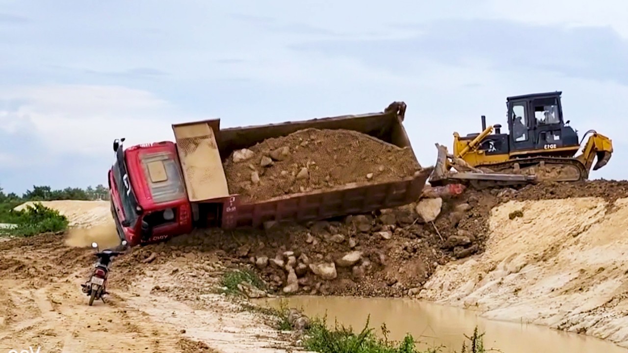 WOW! Nobody Expected This 😱 DANGEROUS Dump Truck Accident With Skills Recovery