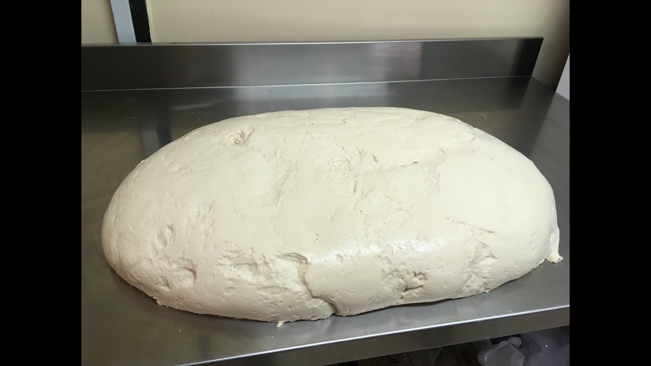 Le pétrissage de la pâte à pizza (pétrin professionnel)