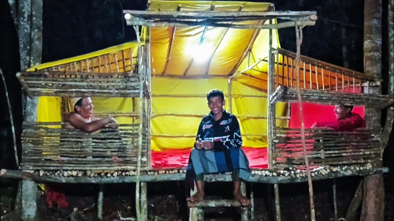 Camping hujan deras mencari burung puyuh tegah malam tidur nyenyak di shelter besar