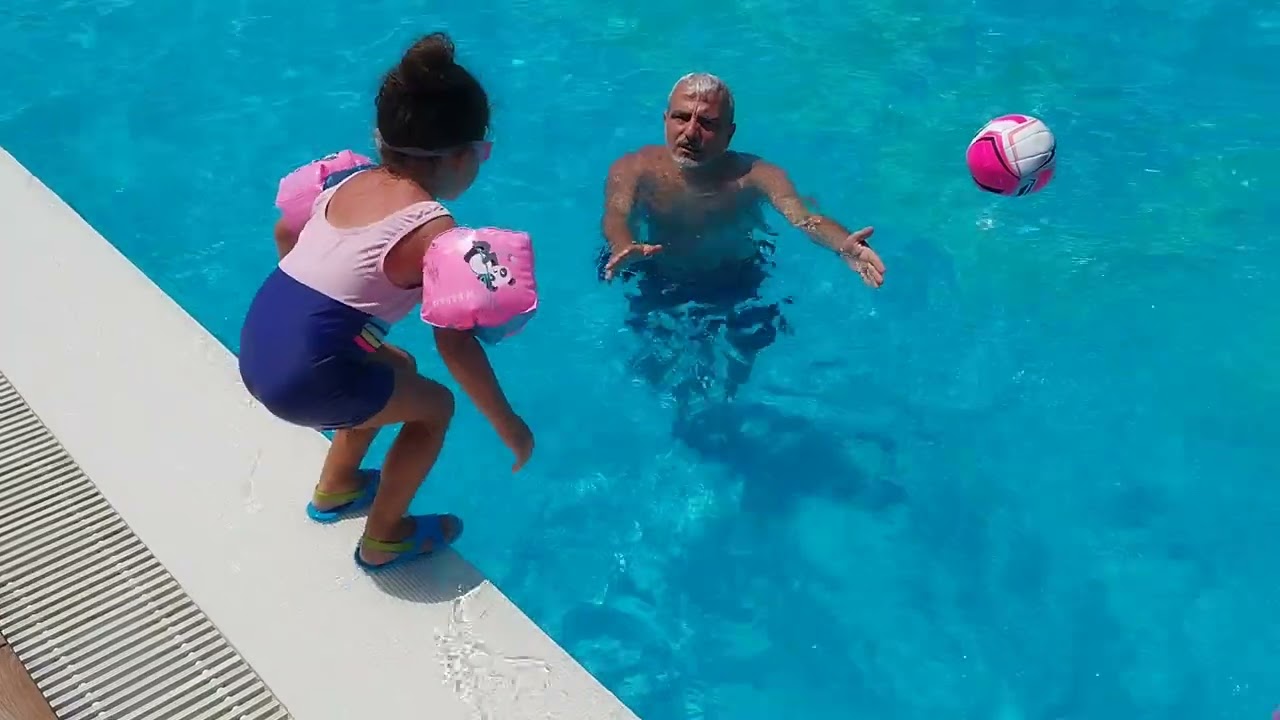 Seray havuzda egleniyor 🧜‍♀️🏊‍♀️