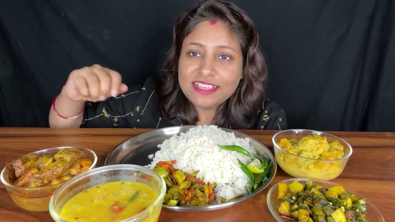 Eating Show - Rice, Lau Diye Moong Dal, Jhinge Aloo Posto, Mix Veg, Vendi aloo bhaja, potoler dalna