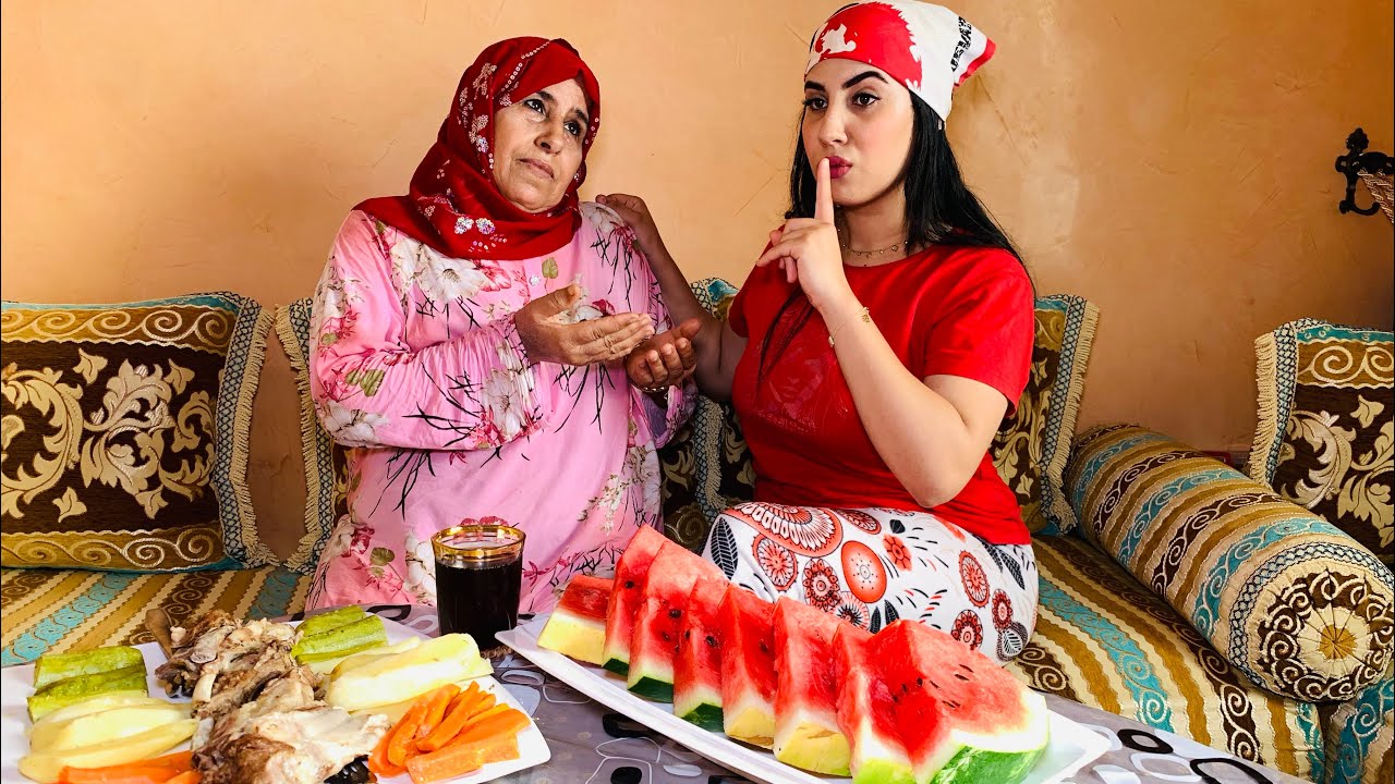 فيلم قصير:تعدات على حماتها💔وإحتقرتها و طردتها من المنزل لاكن كما تدين تدان(الجنة تحت أقدام الأمهات)