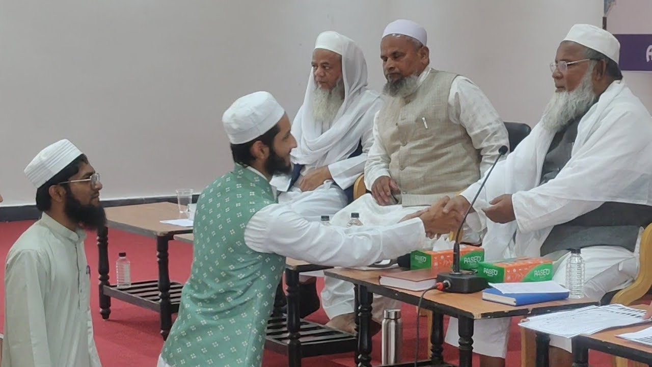 Memorable scenes of shaking hands with Maulana Khalid Saifullah sb. at the end of Khatm-e-Bukhari 
