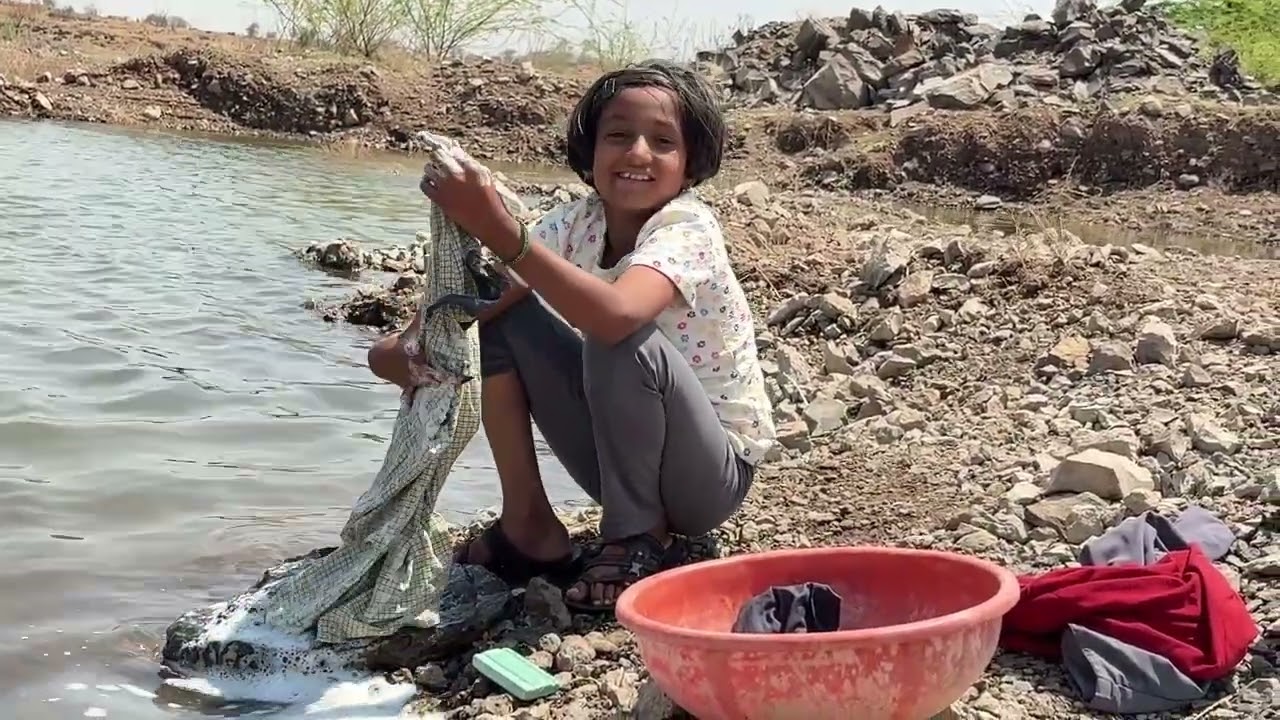 आज माझी अंकिता कपडे धुयाला लागली माझी माण लचकली आहे अंकिताला मज्जा वाटते 😭#gavthipunam 