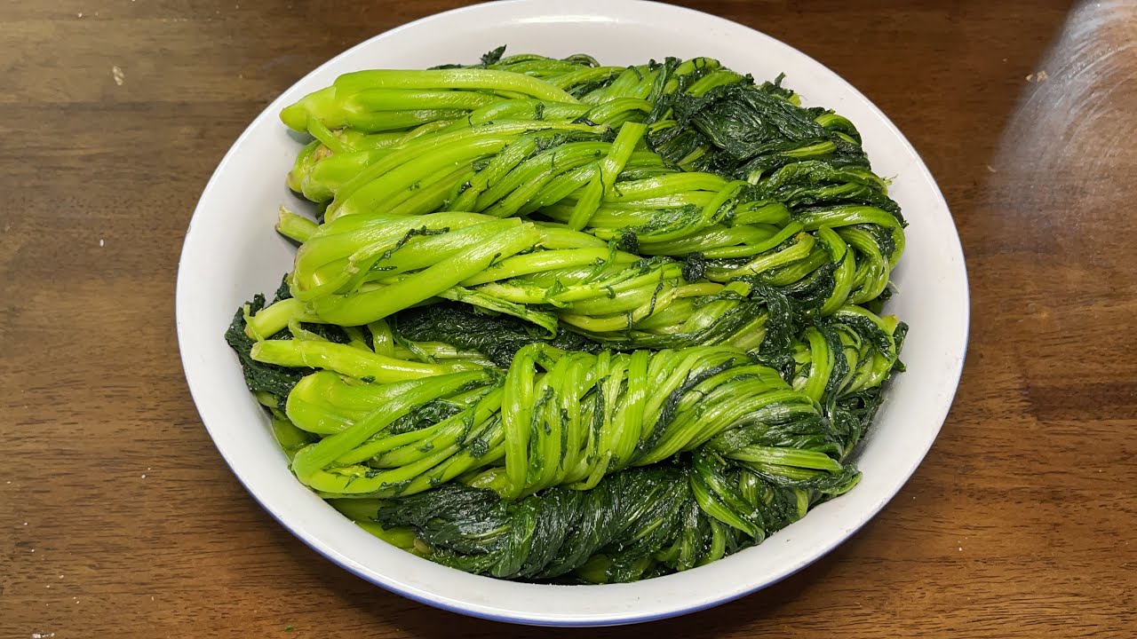 河南媳妇用传统方法腌制雪里蕻，放一年也不会坏，翠绿清香真好吃