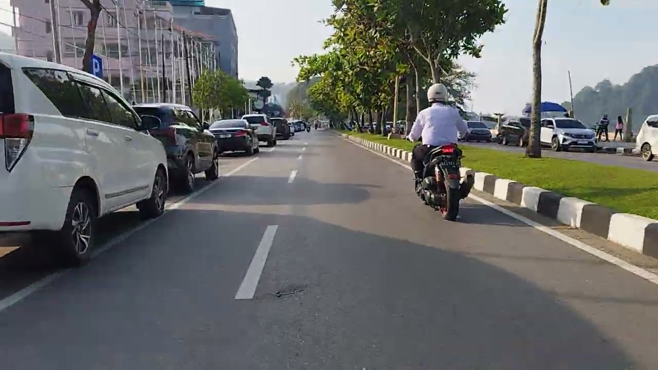 Jalan pagi dijaln pingiran pantai kota padang