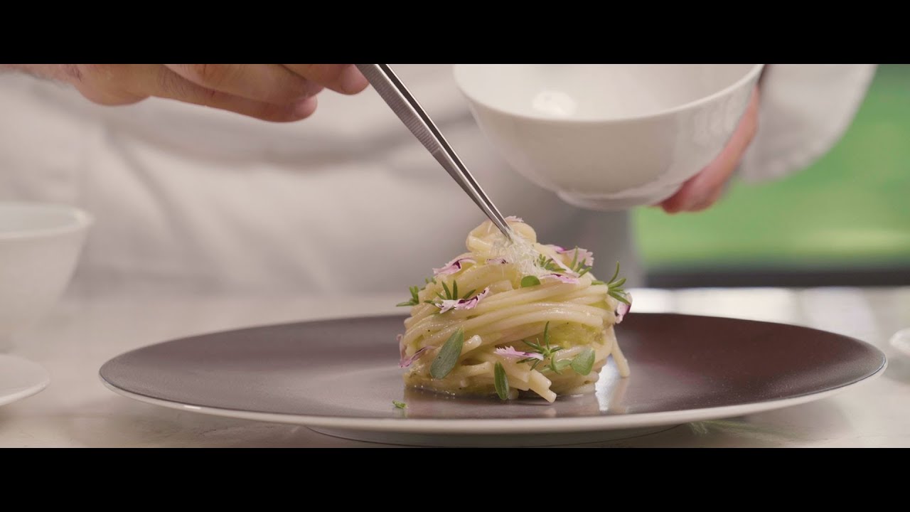 La ricetta degli spaghetti con porri alla brace, margherite e portulaca – Ricette naturali ASMR
