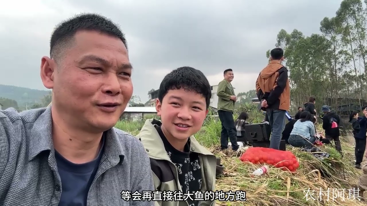 阿勋参加小莫举办的乡村抓鱼比赛，跟众多抓鱼高手PK，场面真热 阿勋参加小莫举办的乡村抓鱼比赛@zhuangxiangxiaomo