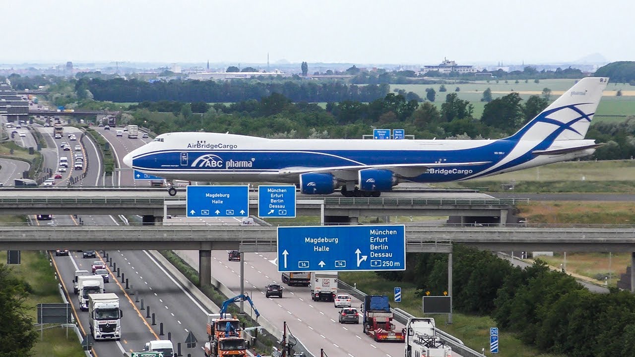 BOEING 747 crossing the AUTOBAHN after LANDING - B747 New Generation + Antonov AN124 (4K)