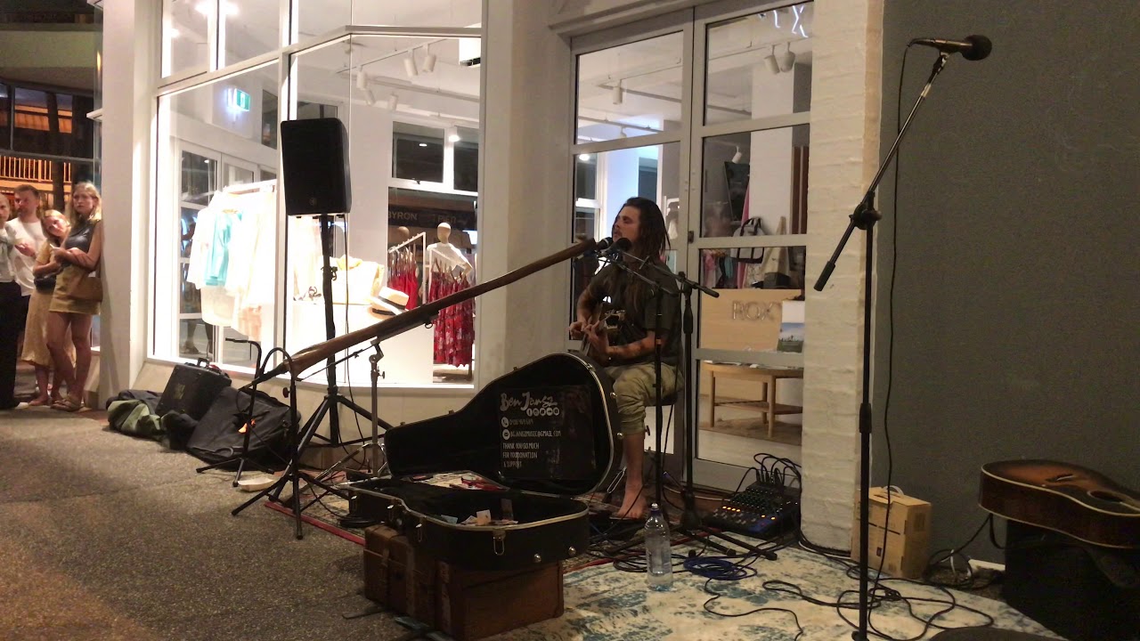 Busker at Byron bay