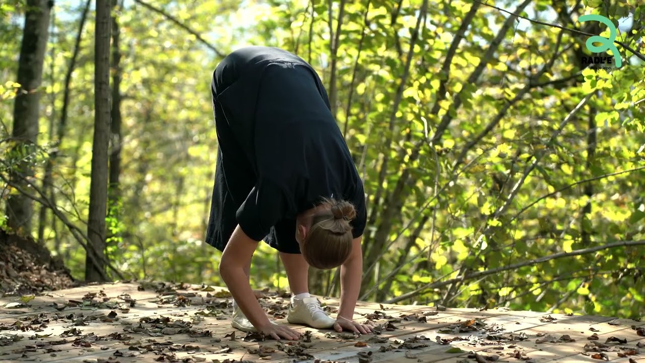 Aktivarium - Gozdna joga  - Vaja: SOTJEČI PREDKLON (Uttanasana)