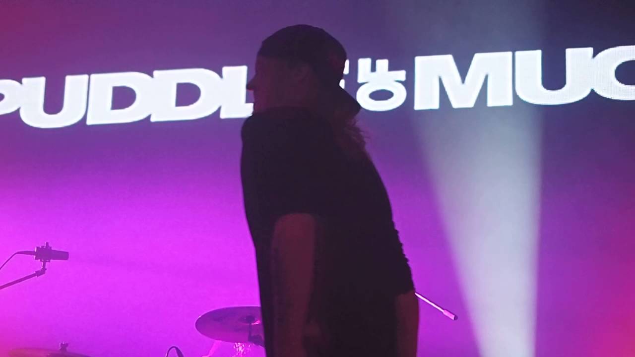 PUDDLE OF MUDD ITALY 2016 - WES PASSES OUT ON STAGE