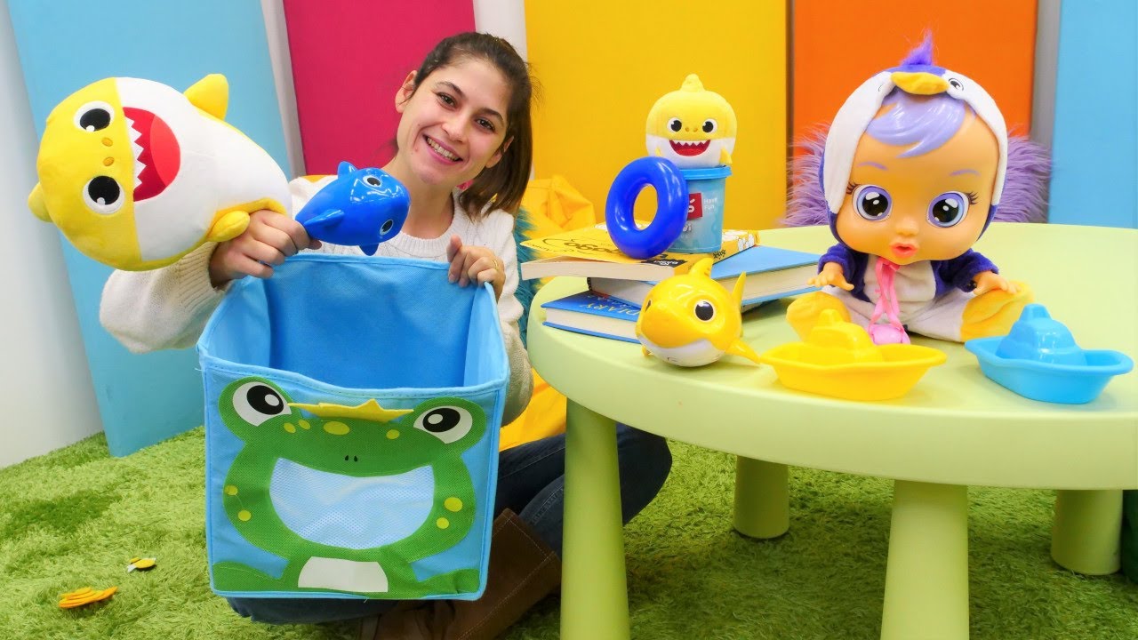 Çocuk videoları. Ayşe ve oyuncak bebek Cry Babies Pinqui ile renkleri ayırma oyunu