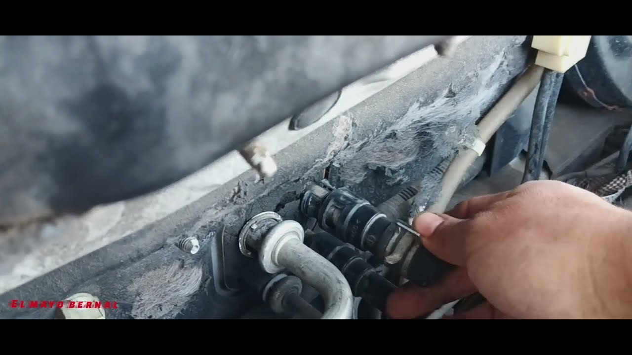 CONECTANDO MANGUERAS DE CALEFACCIÓN DE MAZDA 3 2004