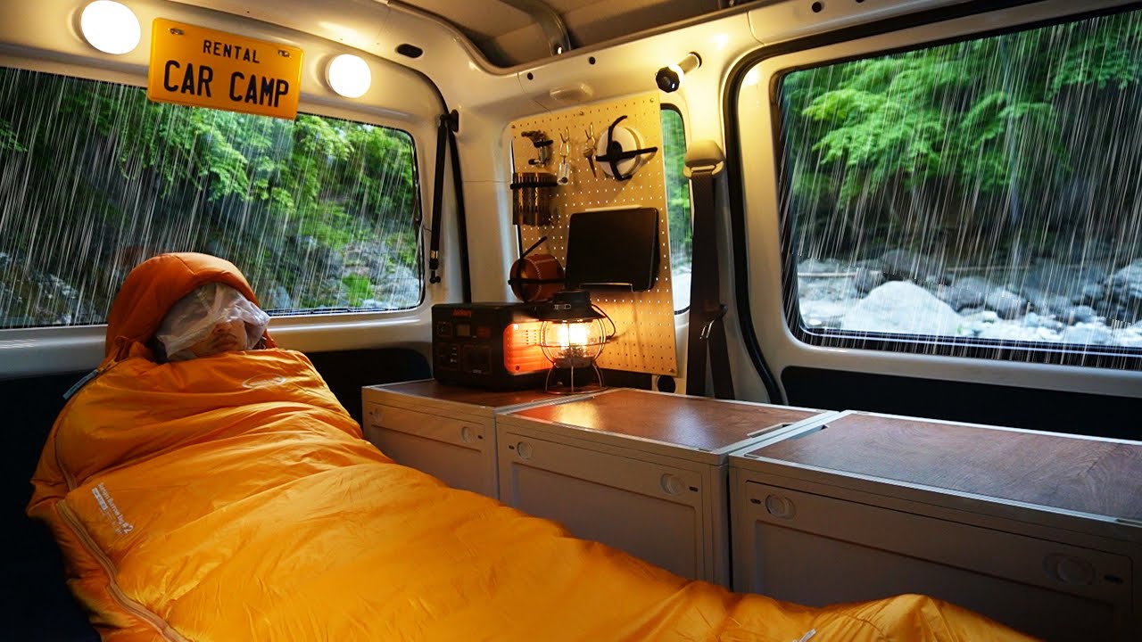Кемпинг в одиночестве на маленькой машине под проливным дождем. Ночевка в горном ручье.