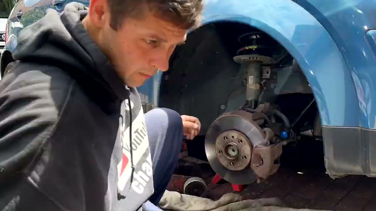 Audi A2 2002 wymiana prawego amortyzatora wraz z łożyskiem i poduszką górną sprężyny. „Jan V8”