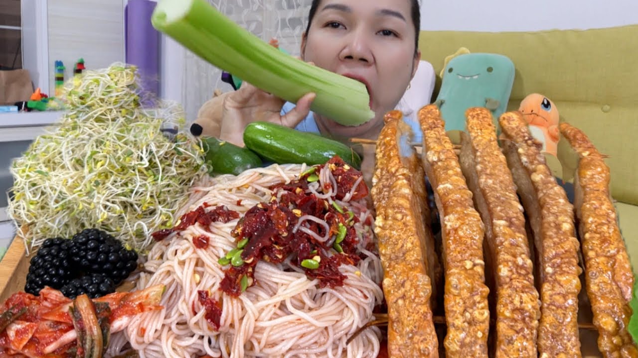 กินแล้วจะคันมั้ยคะ ตำขนมจีนหมูกรอบ มีวิธีทำสูตรไม่อ้วนกรอบๆนัวๆ หมุนติ้วๆเข้ากันสุดๆ ปากเจ็บแต่ใจรัก