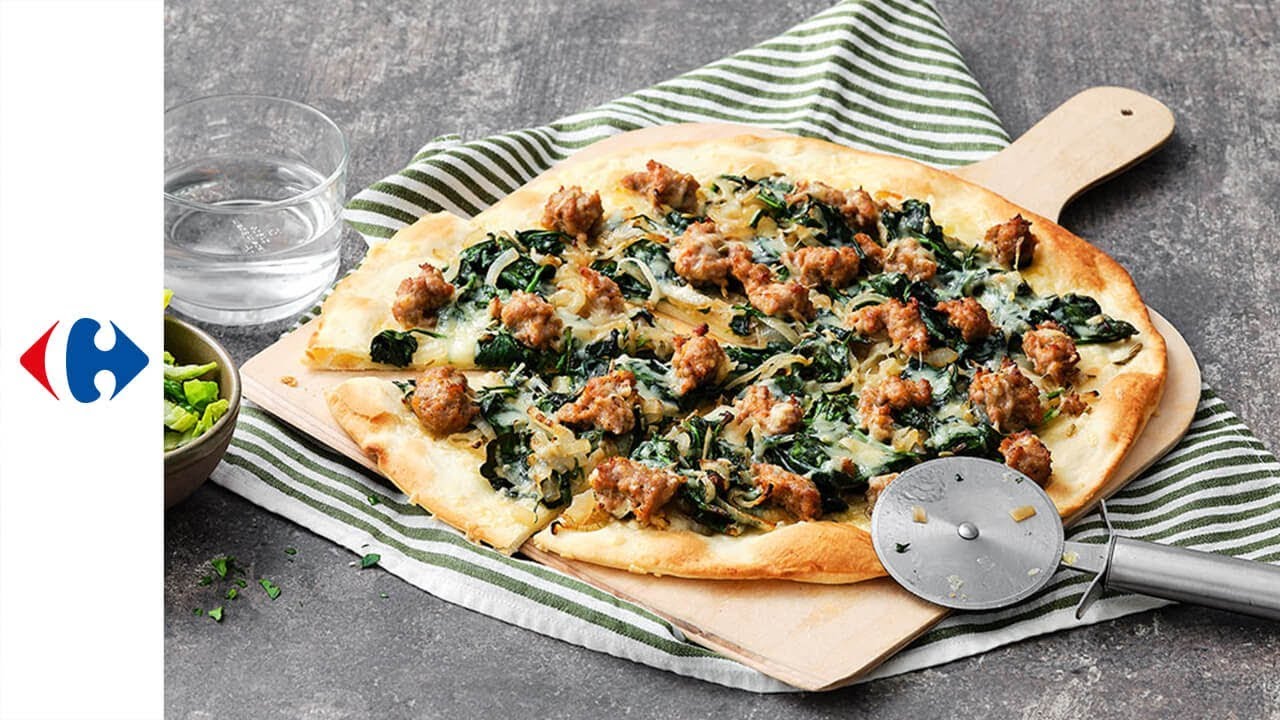 Pizza met pikant gehakt, spinazie en venkelzaad en frisse salade