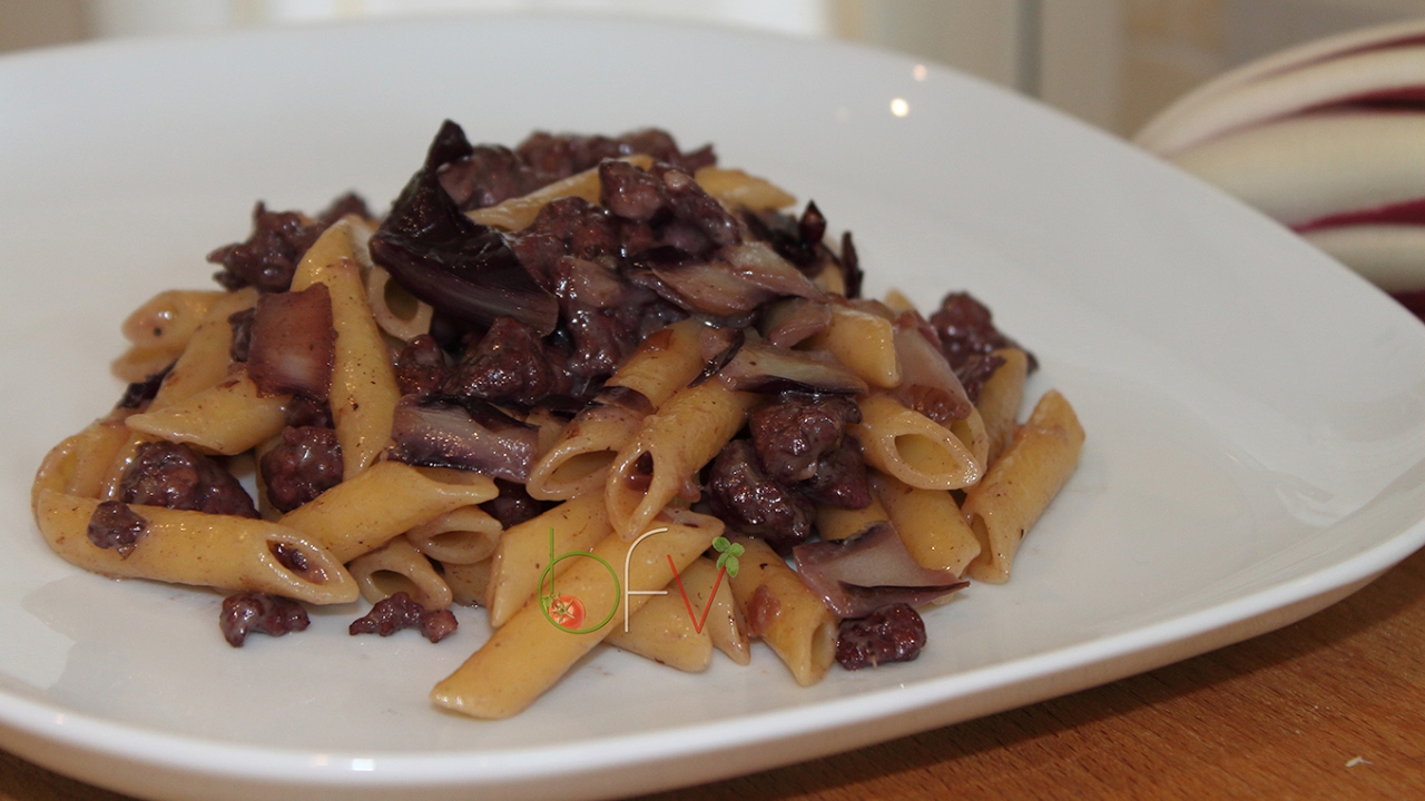 PENNE CON RADICCHIO SALSICCIA E TALEGGIO - Buono Facile Veloce