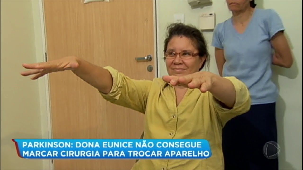 Idosa não consegue cirurgia e sofre com fortes tremores do mal de Parkinson