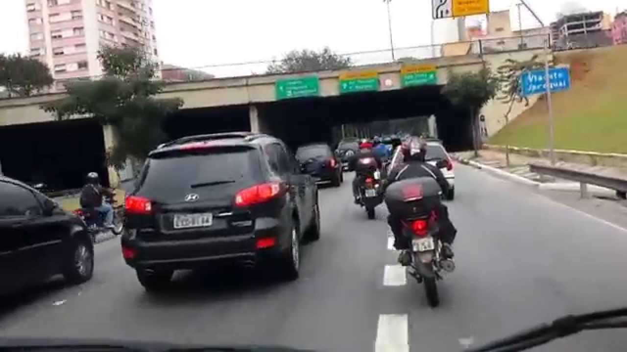 Socorrista Veterano Dirigindo Ambulancia