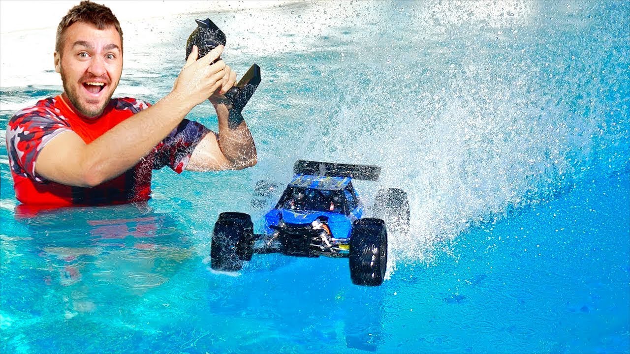 ¿PODRÁ EL VELOZ COCHE RC ATRAVESAR EL AGUA?