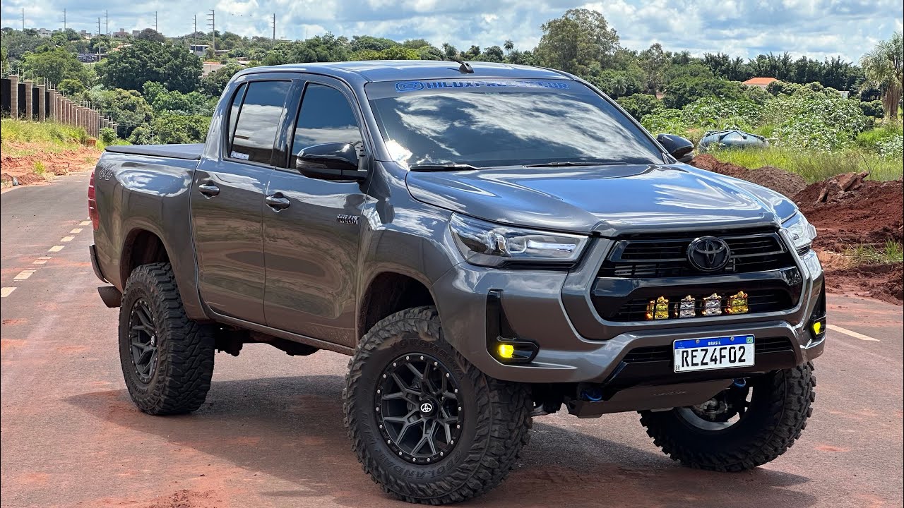 HILUX SR 2021 STAGE2 COM PNEU 295, SUSPENSÃO KING, ESCAPE DIRETO, ESTILO BAJA - PROJETO GRINGO