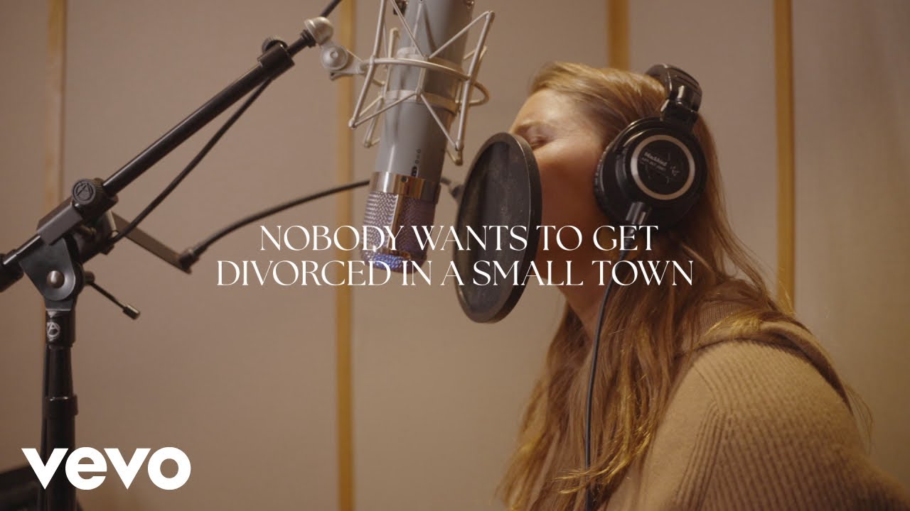 Caroline Jones - Divorce In A Small Town (Lyric Video)