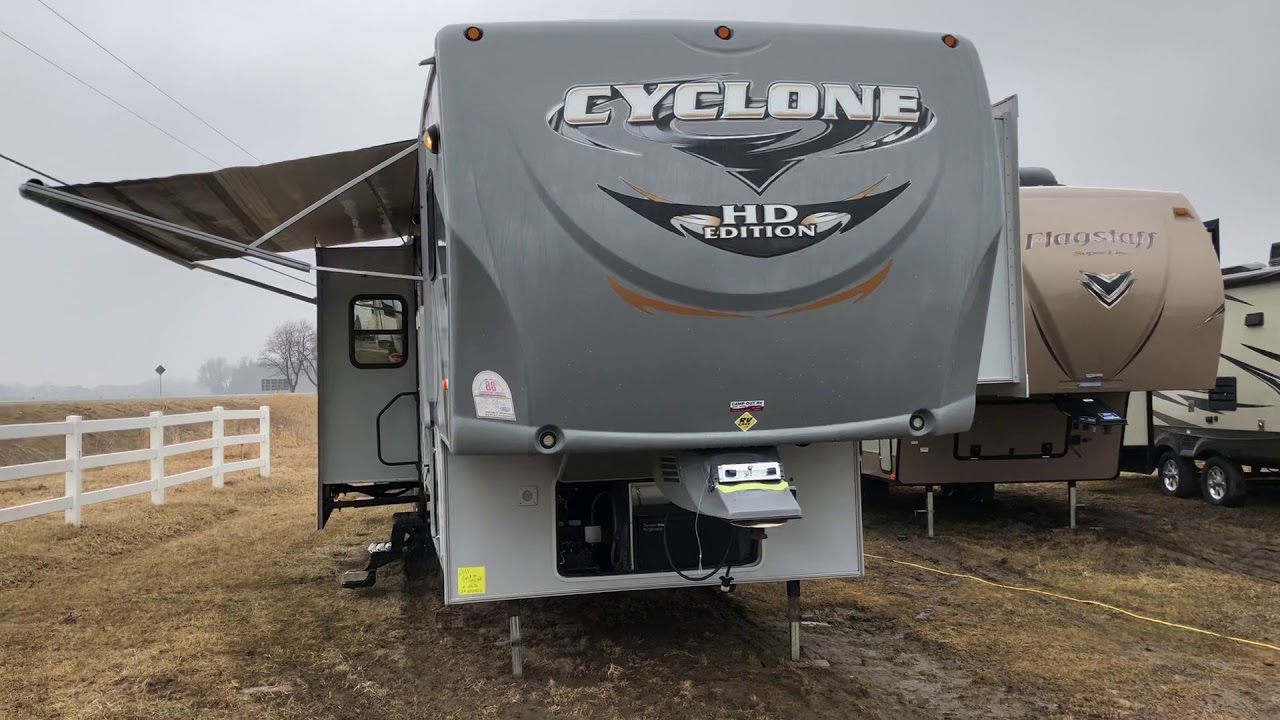 Игрушечный тягач Heartland Cyclone 2011 года в кемпинге Camp-Out RV в Стратфорде