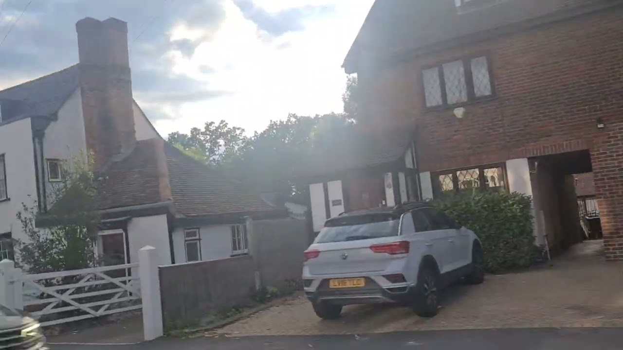 Went out London to enjoy beautiful weather!beautiful road view in London area!