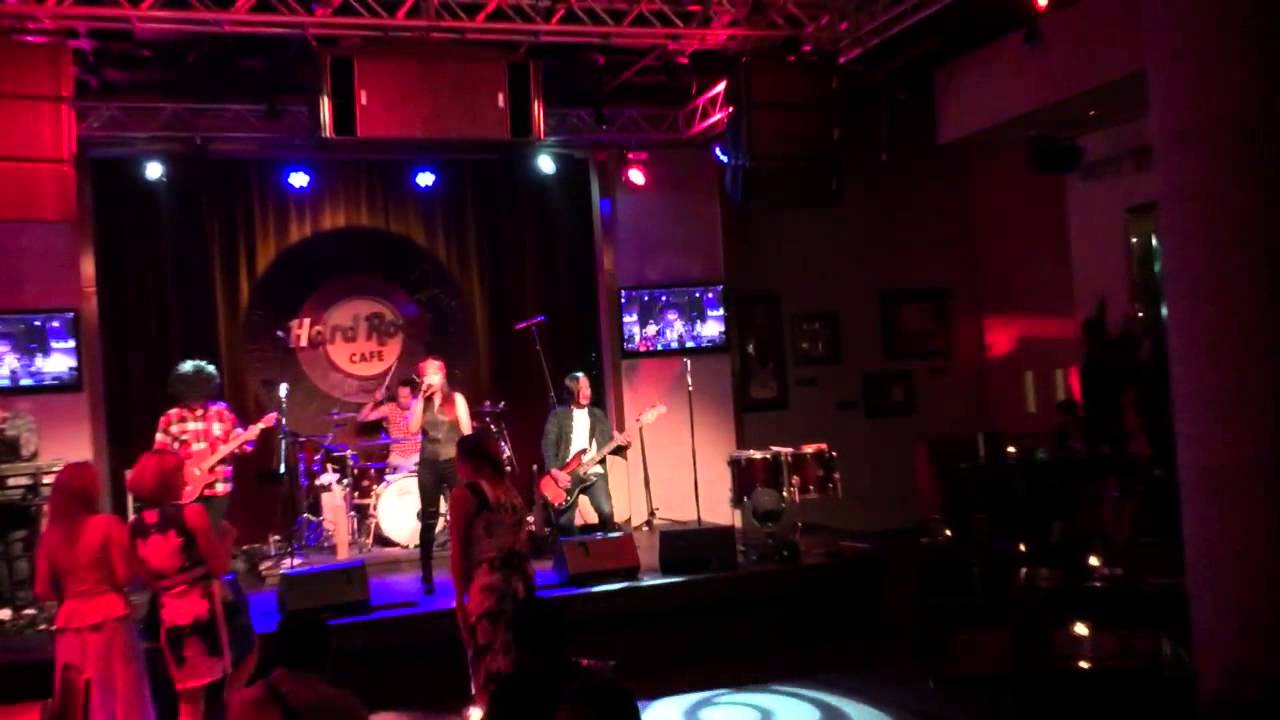 BUGSHOW @ HARD ROCK CAFE  MACAU - WELCOME TO THE JUNGLE (Gun's & Roses Cover)