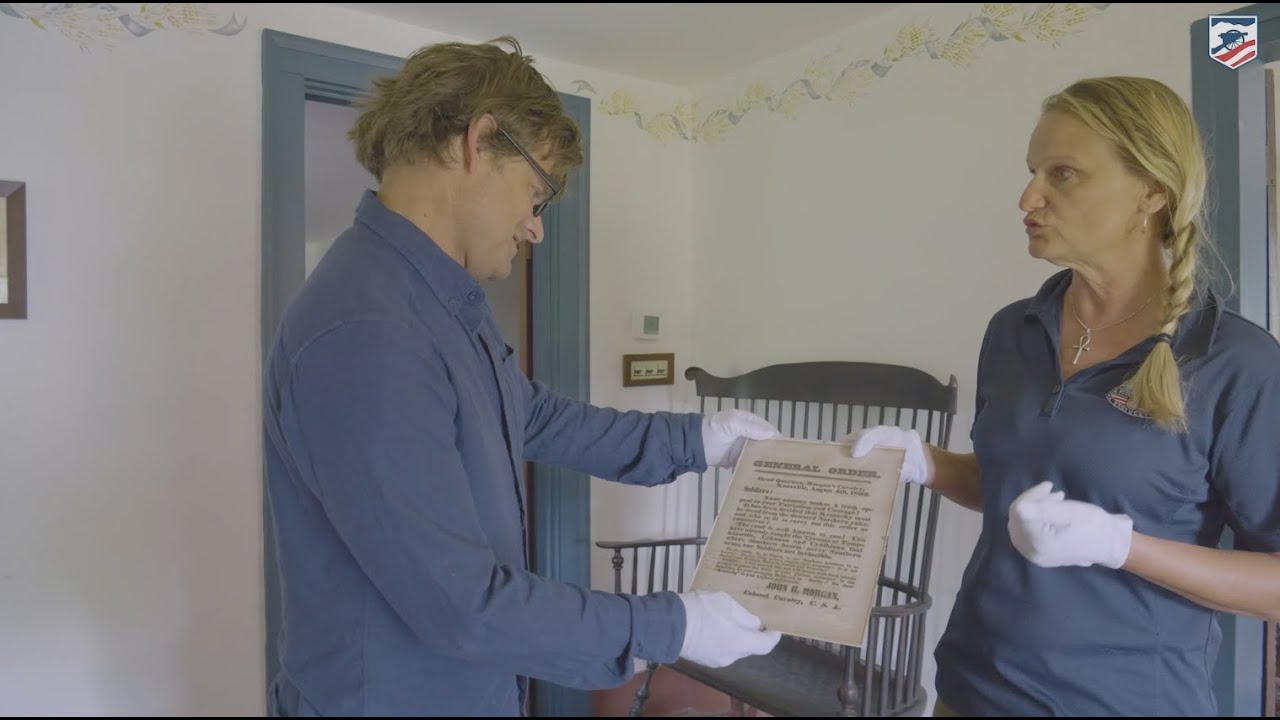Actor Steve Zahn Examines Civil War Artifacts at Perryville