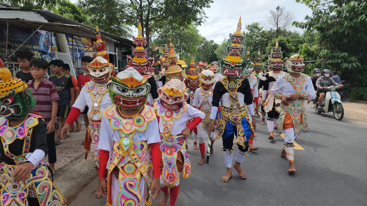 Nhiều Ông trần khmer diễu hành lễ cầu an người khmer ở Trà Vinh vui quá