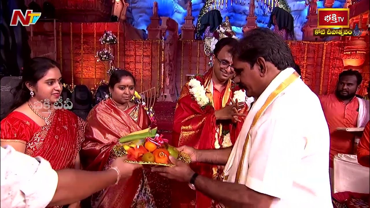 NTV Chairman Shri Narendra Choudary Guru Felicitates Sriman Nanduri Srinivas at Koti Deepotsavam2023